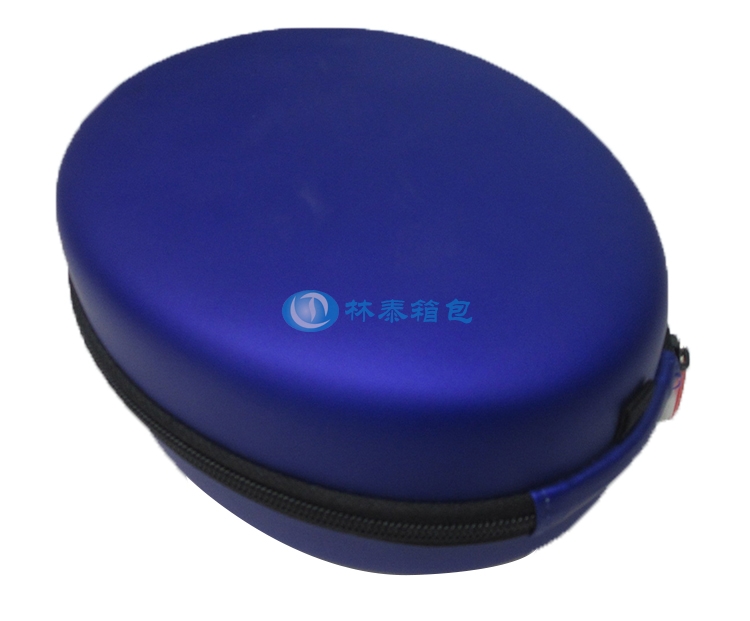 寶藍(lán)色頭戴式耳機包表面細(xì)節(jié) 寶藍(lán)色頭戴式耳機包表面細(xì)節(jié)